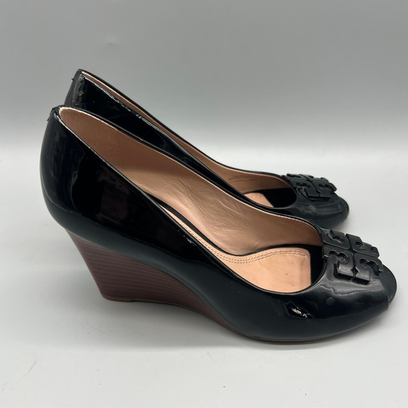 Tory Burch Black Patent Leather Peep Toe Wedge Pumps Logo Medallion 7.5M 5930L - Picture 6 of 10